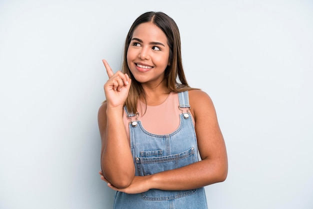 Sorridere felicemente e guardare di traverso chiedendosi di pensare o di avere un'idea