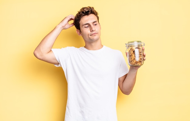 Sorridere felicemente e sognare ad occhi aperti o dubitare, guardando di lato. concetto di biscotti fatti in casa