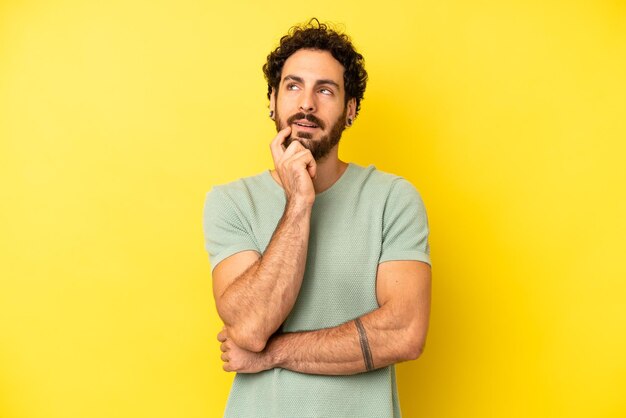 Sorridere felicemente e sognare ad occhi aperti o dubitare guardando di lato