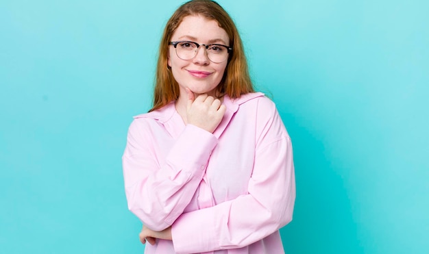 Sorridere godendosi la vita sentendosi felice, amichevole, soddisfatto e spensierato con la mano sul mento