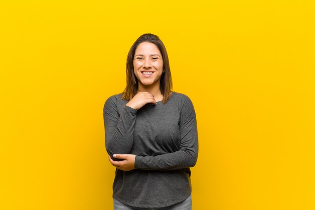 sorridere, godersi la vita, sentirsi felici, amichevoli, soddisfatti e spensierati con la mano sul mento