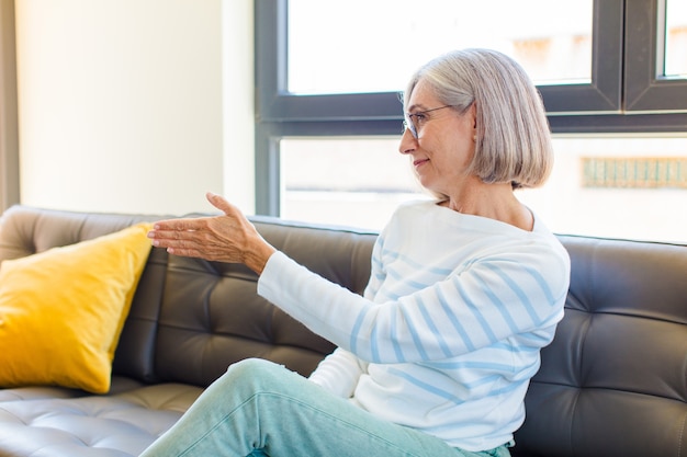 Sorridere grazioso della donna di mezza età