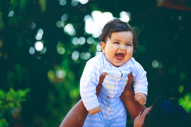 Sorridere indiano sveglio del piccolo bambino