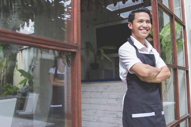 Sorridere maschio del lavoratore del caffè