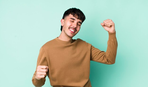 Sorridere sentendosi spensierato, rilassato e felice, ballando e ascoltando musica divertendosi a una festa