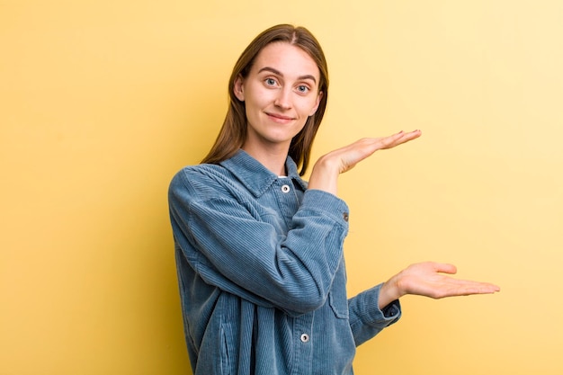 Sorridere sentirsi felice positivo e soddisfatto tenendo o mostrando oggetto o concetto sullo spazio della copia