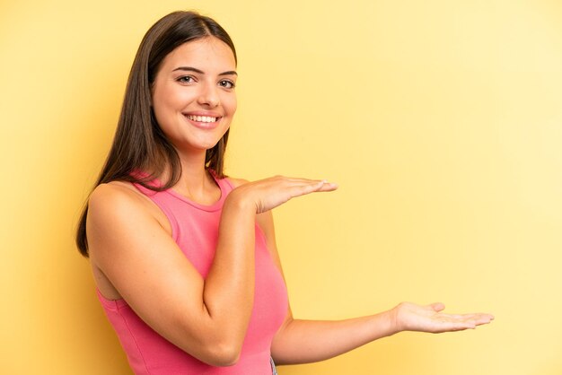 Sorridere sentirsi felice positivo e soddisfatto tenendo o mostrando oggetto o concetto sullo spazio della copia