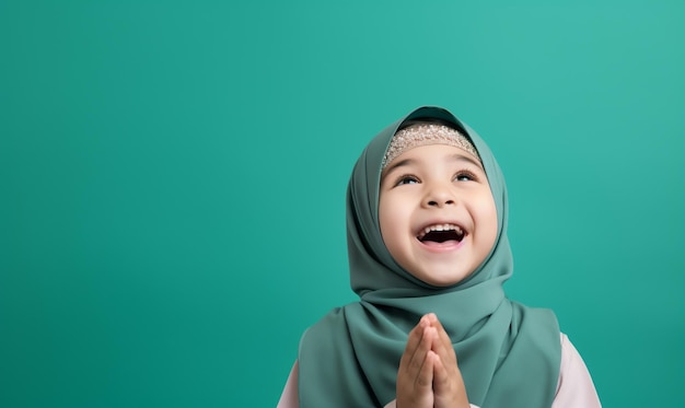 Sorridi, bambina asiatica con l'hijab.