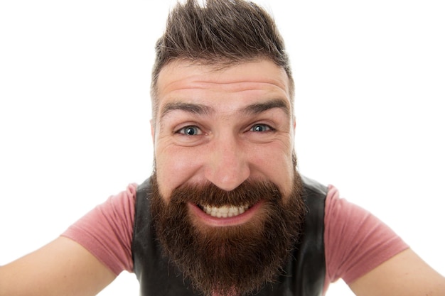 Sorridi con gli occhi e non con i denti Uomo barbuto con un grande sorriso Ragazzo caucasico brutale sorriso felice che mostra denti sani e sbiancanti Hipster felice con un sorriso bianco perfetto sul viso non rasato