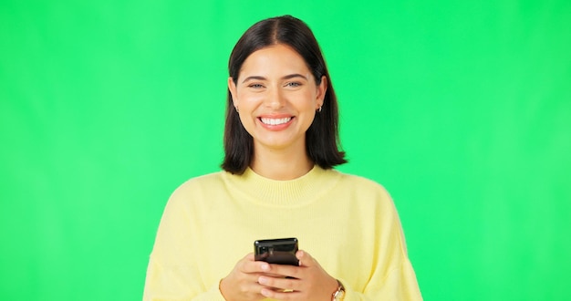 Sorridi donna e smartphone su schermo verde viso e studio per social media contatto online e meme Ritratto di felice modello femminile che digita sul cellulare scarica giochi per cellulare o scorri per mandare SMS