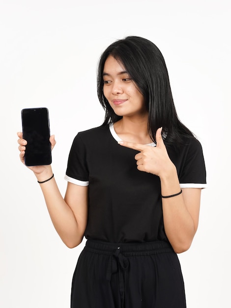 Sorridi e mostra app o annunci sullo smartphone con schermo vuoto di bella donna asiatica isolata su bianco