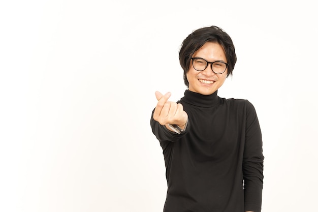 Sorridi e mostra il dito d'amore coreano di un bell'uomo asiatico isolato su sfondo bianco