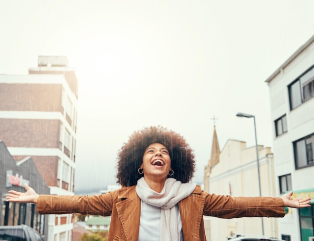 Sorridi felice e donna nera con gratitudine in una città con libertà successo e ispirazione all'aperto Spero dio ed eccitata ragazza africana con mani aperte grate abbondanza e mentalità positiva