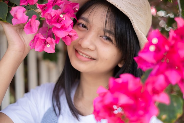 Sorridi ragazza sotto l'albero di fiori all'aperto