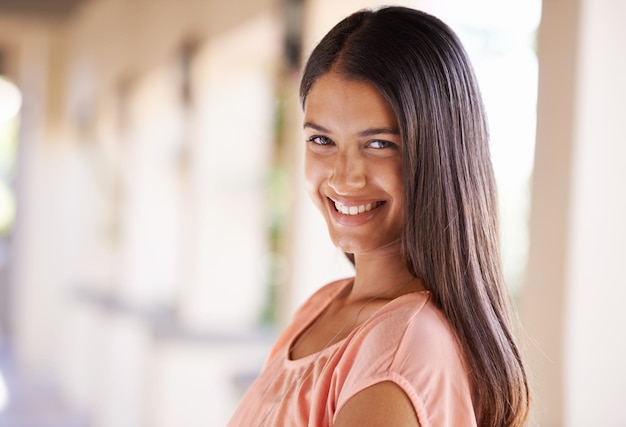 Sorridi, sei bellissima Ritagliata foto di una giovane donna sicura di sé