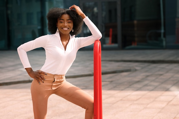 Sorrisi attraenti felici della donna di colore