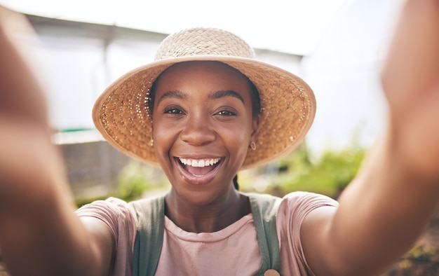 Sorriso agricolo e selfie di una donna di colore in serra, piccola impresa sostenibile e agricoltura Ritratto di felice agricoltore presso un'azienda agricola agricola, crescita della carriera agricola in estate e piante in Africa