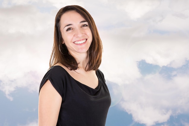 Sorriso bellezza donna nel cielo azzurro nuvola all'aperto