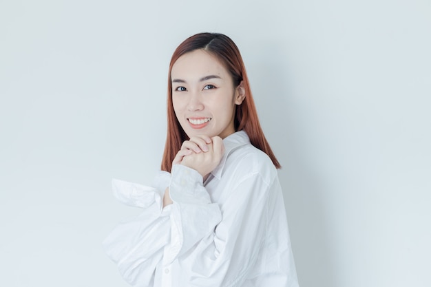 Sorriso bianco attraente della camicia di bella usura della donna a letto alla mattina