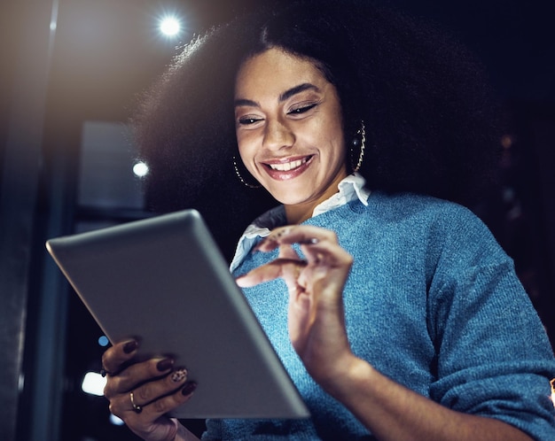 Sorriso d'affari e notte con donna e tablet per tecnologia aziendale e comunicazione Connessione ai social media e internet con donne e ricerca online per e-mail e sito web in rete