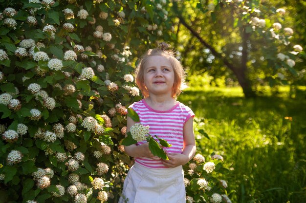 Sorriso della bambina nel villaggio al tramonto