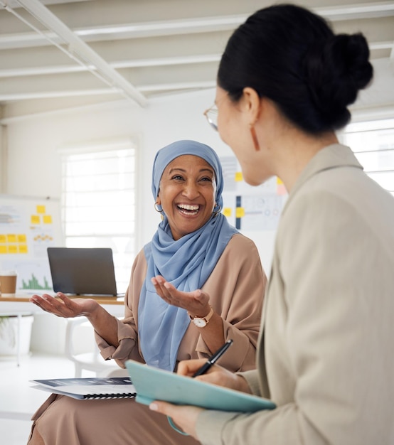 Sorriso di collaborazione e una donna d'affari musulmana in ufficio con un collega per pianificare una riunione Formazione e coaching sul lavoro di squadra con un mentore che parla con un dipendente sul posto di lavoro