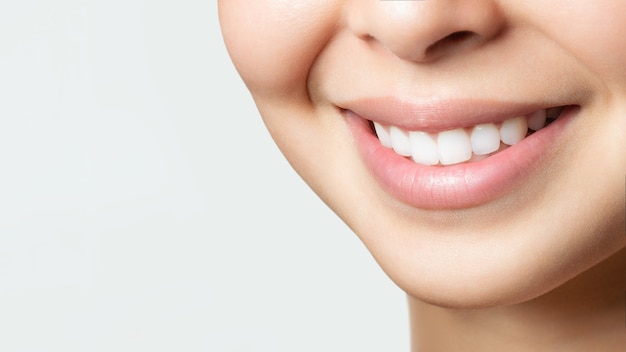 Sorriso di denti sani perfetti di una giovane donna asiatica. Sbiancamento dei denti. Paziente di clinica odontoiatrica. Immagine