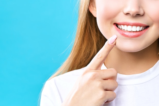 Sorriso di denti sani perfetti di una giovane donna