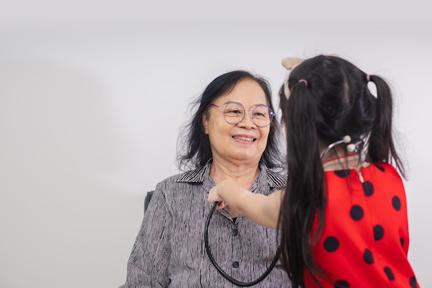 Sorriso di donne anziane asiatiche isolato su sfondo bianco Concetto di sensazione felice