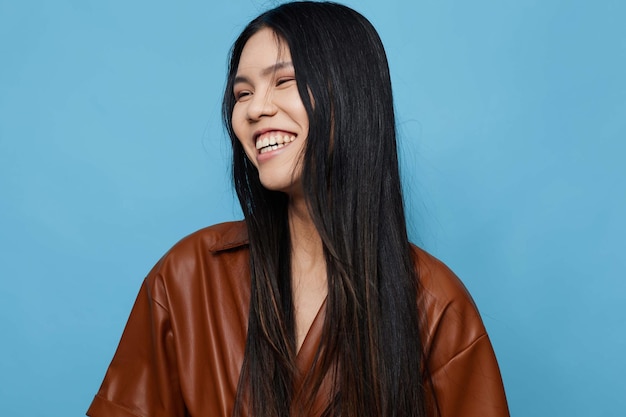 Sorriso donna background asiatico studio ragazza blu felice