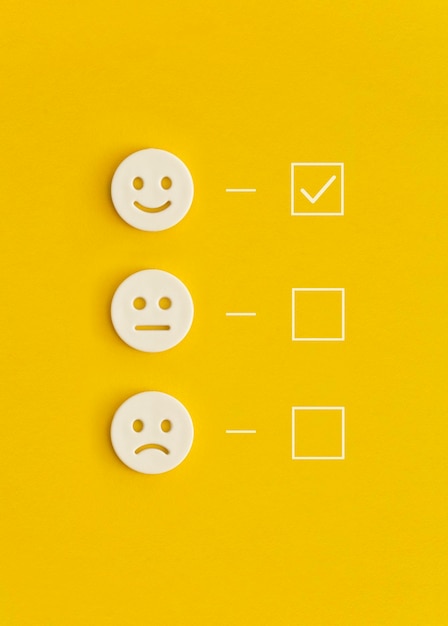 Sorriso emoticon su sfondo giallo Feedback dei clienti