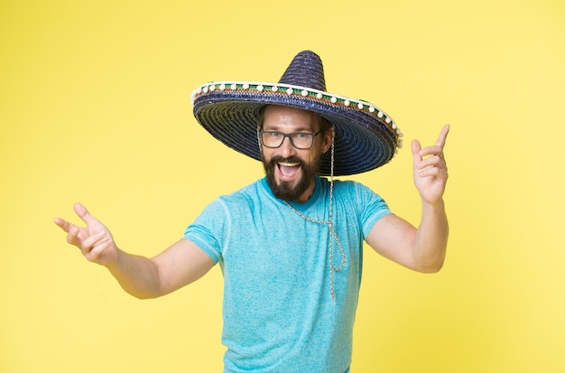 Sorriso felice dell'uomo messicano in sombrero. Uomo sorridente in cappello messicano. Buon Cinco de Mayo. Goditi la festa.