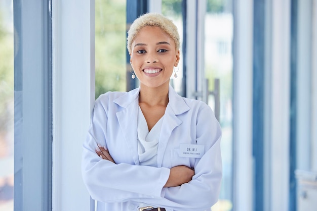 Sorriso felice e ritratto di scienziato in ufficio per la ricerca scientifica o il progetto in laboratorio Successo biologa donna orgogliosa e professionale dal Brasile in piedi con le braccia incrociate in laboratorio