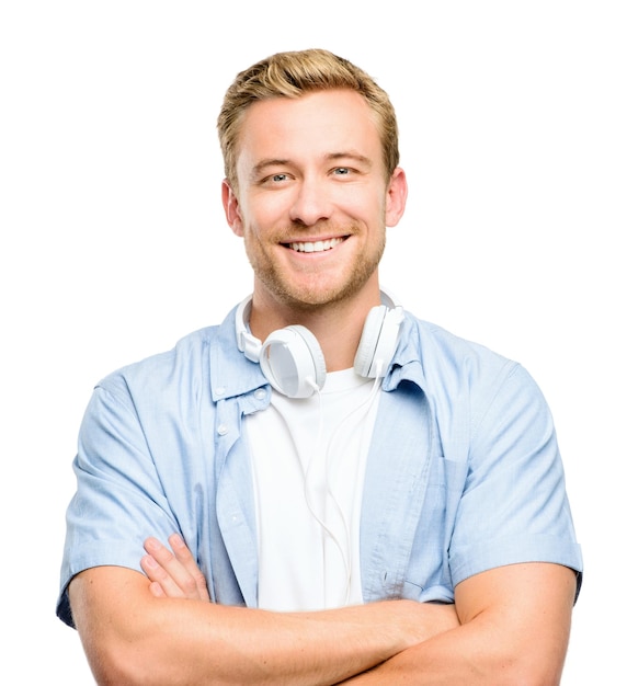 Sorriso in studio e ritratto di un uomo con le braccia incrociate per fiducia, soddisfazione e orgoglio Persona maschile felice e positiva con cuffie per streaming audio suono e musica su sfondo bianco