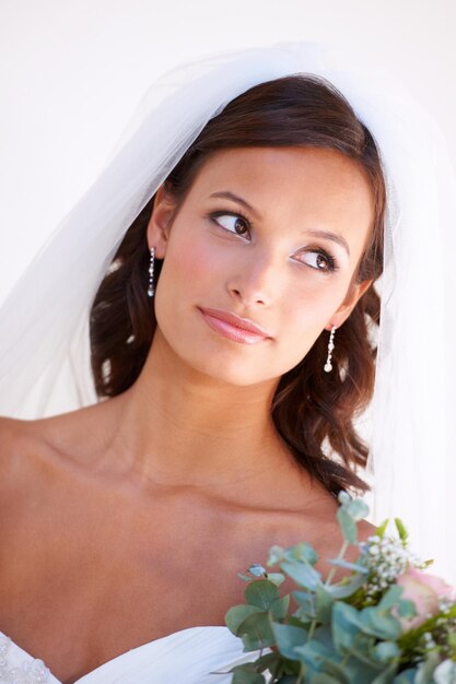 Sorriso matrimonio e giovane donna con fiori per la cerimonia di matrimonio di lusso festa o ricevimento amore felice e bella sposa dal Messico con trucco e bouquet floreale per la celebrazione romantica