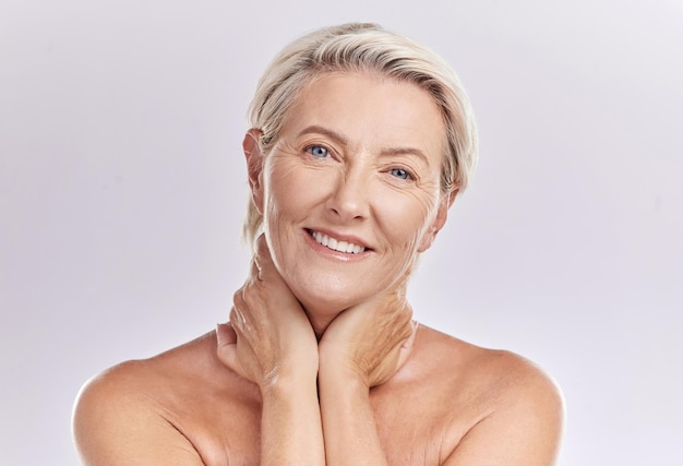 Sorriso per la cura della pelle e donna matura felice in bellezza viso e salute in uno sfondo di studio Ritratto di un'anziana modella in benessere, salute e cosmetici con bei denti, pelle e occhi