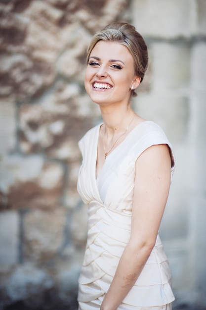 Sorriso perfetto della bella sposa bionda