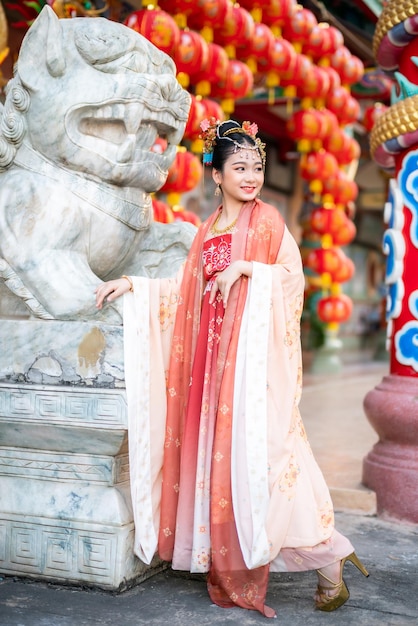 Sorriso ritratto Bambina asiatica carina che indossa la decorazione di costumi cinesi per il festival del capodanno cinese celebra la cultura cinese al santuario cinese Luoghi pubblici in Thailandia