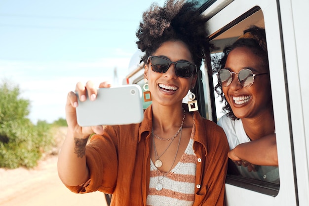 Sorriso selfie e amici in viaggio con un'auto durante una vacanza safari in Kenya Donne africane con telefono per comunicazione fotografica e social media in diretta streaming in vacanza nel deserto