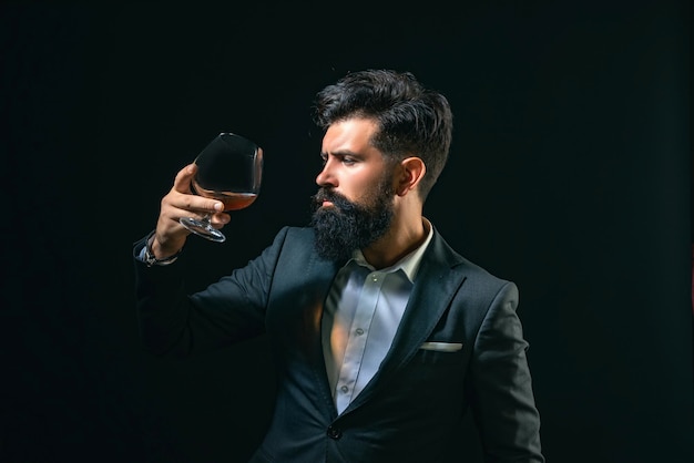 Sorseggiando la migliore degustazione di whisky di un uomo d'affari di alcolici d'élite si libera dallo stress con il whisky