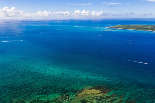 Sorvola la baia di Kabira nell'isola di Ishigaki