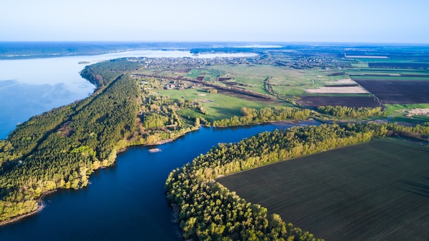 Sorvolando il bellissimo fiume di primavera. Ripresa aerea della fotocamera. Ucraina.