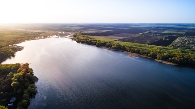 Sorvolando il bellissimo fiume primaverile. Ripresa aerea della fotocamera. Ucraina.