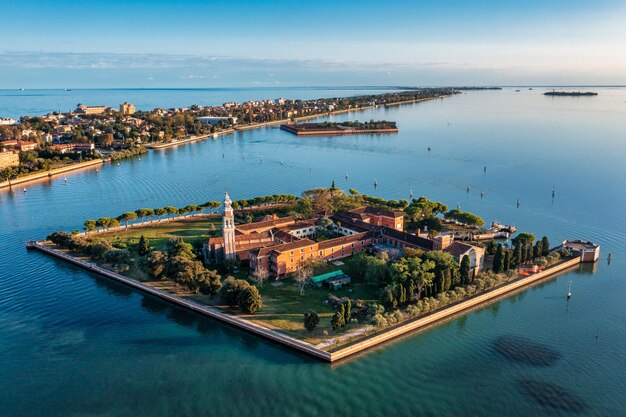 Sorvolando le piccole isole di Venezia situate nel mezzo della laguna veneziana. Bella veduta aerea di Venezia.