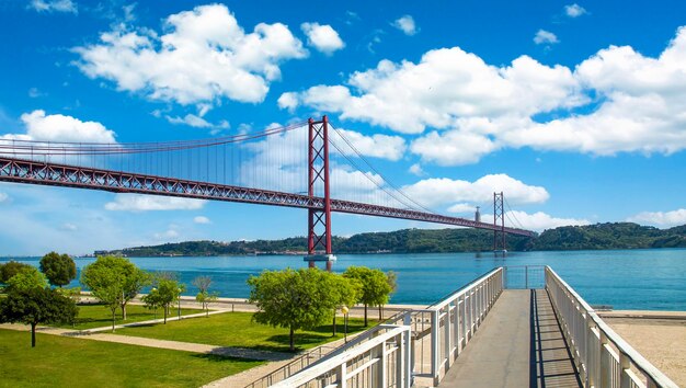 Sospensione del punto di riferimento di Lisbona 25 aprile ponte sul fiume Tago vicino alla torre di Belem