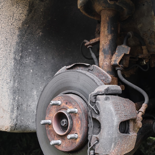 Sospensione della ruota posteriore dell'auto. Disco del freno e mozzo della ruota di un'auto. Foto d'archivio