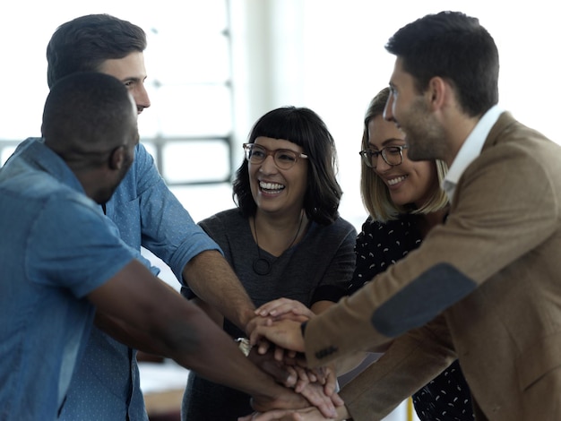 Sostenere il successo e il lavoro di squadra con gli uomini d'affari in ufficio e celebrare la motivazione vincitore o solidarietà Diversità collaborazione o fiducia con le mani dei dipendenti per obiettivo comunità o concentrazione