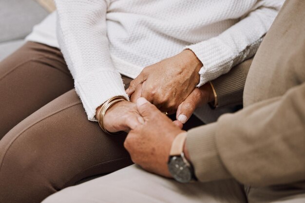 Sostenere la fiducia e tenersi per mano coppia anziana in terapia o sessione di consulenza matrimoniale Amore cura e comprensione tra uomo e donna anziani insieme nella speranza empatia e aiuto in pensione