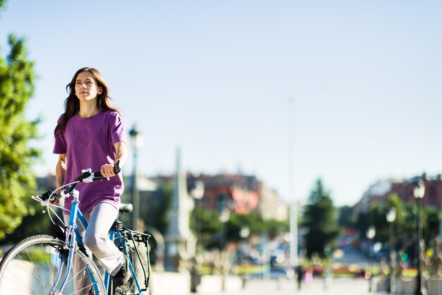 Sostenibilità eco trasporto stile di vita uruguayano metà donna latina andare in bicicletta fuori città