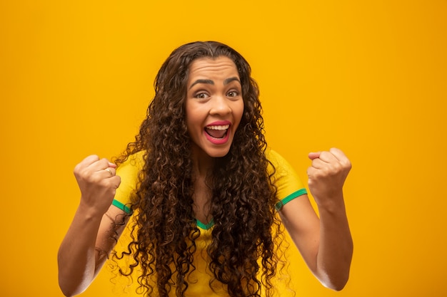 Sostenitore brasiliano della bella giovane donna con capelli ricci.